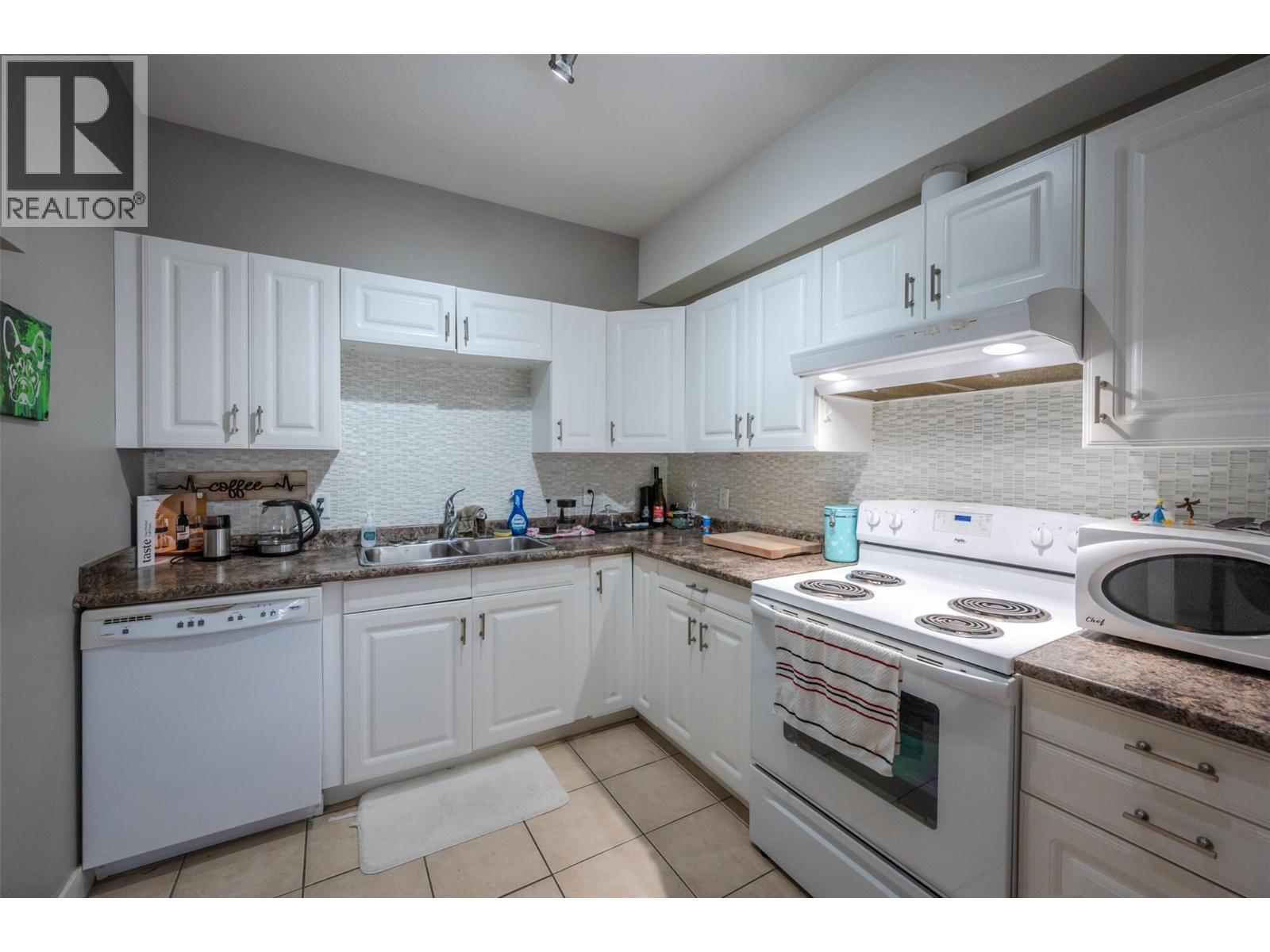 192 Nicola Place, Summerland, BC - Indoor Photo Showing Kitchen With Double Sink