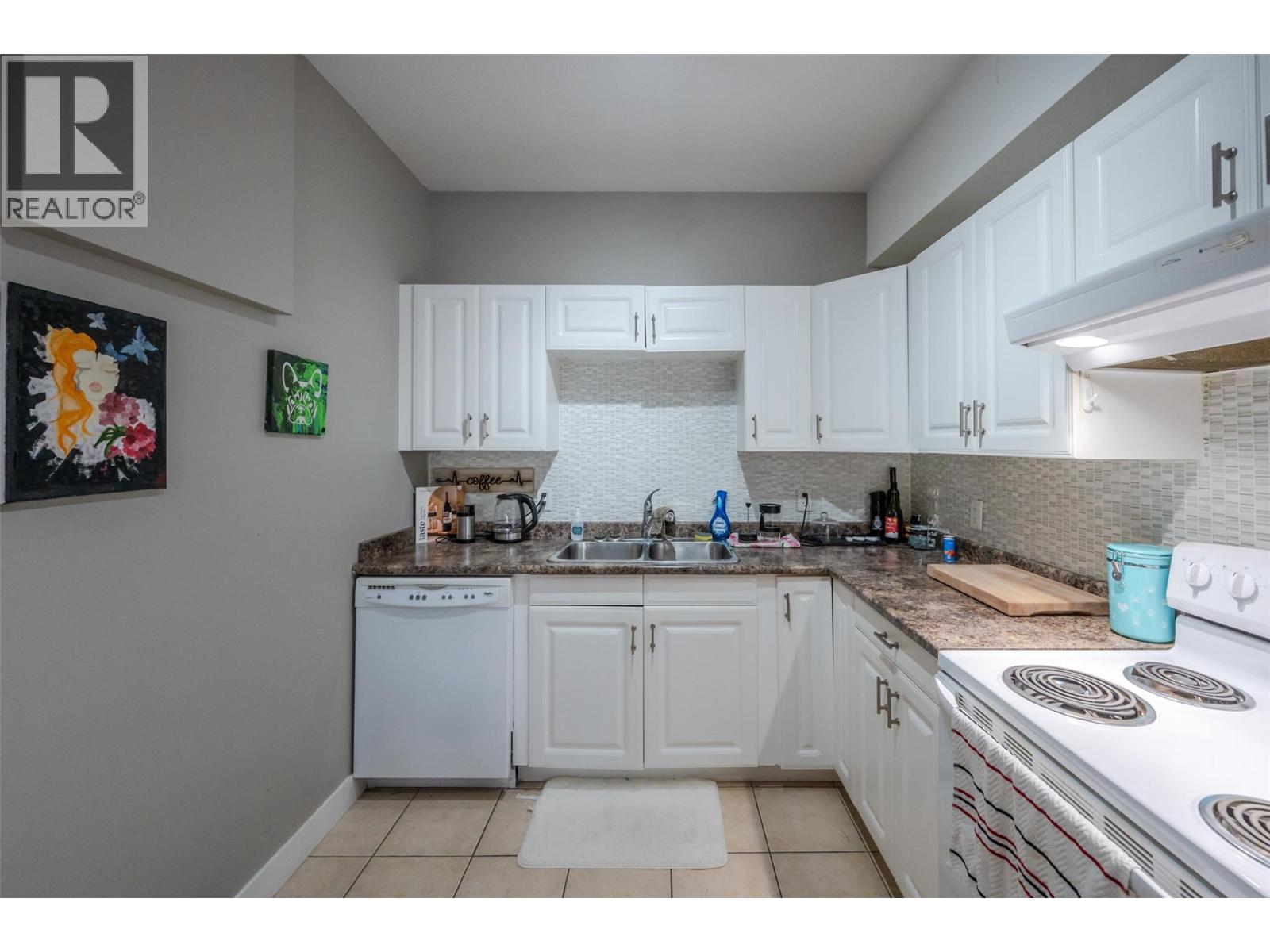 192 Nicola Place, Summerland, BC - Indoor Photo Showing Kitchen With Double Sink