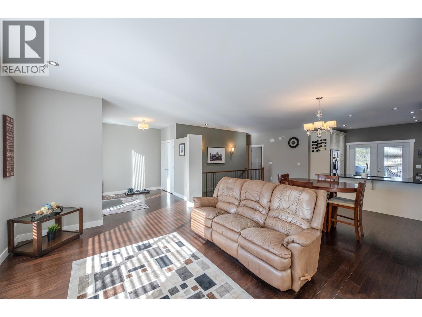 192 Nicola Place, Summerland, BC - Indoor Photo Showing Living Room