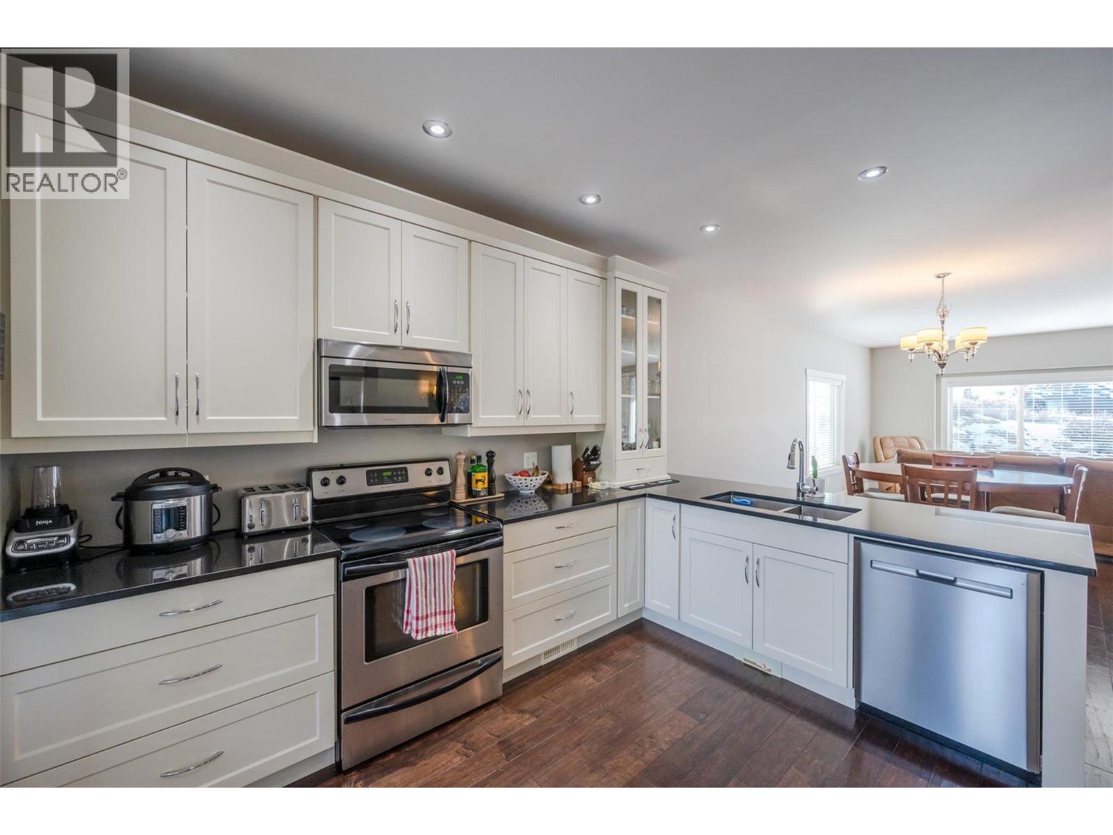 192 Nicola Place, Summerland, BC - Indoor Photo Showing Kitchen With Double Sink