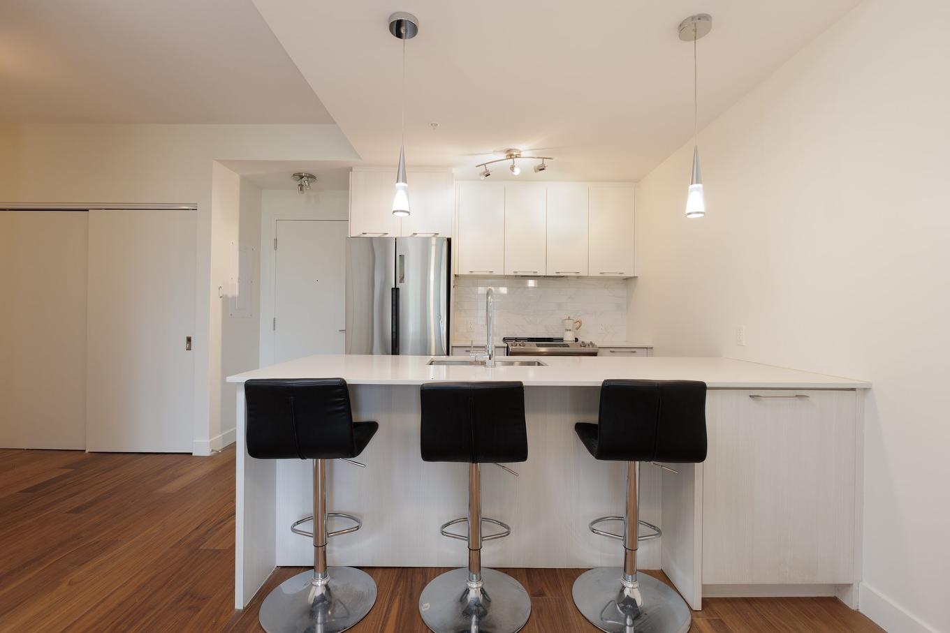 Kitchen - 207-4 Av. Donegani, Pointe-Claire, QC - Indoor Photo Showing Kitchen With Upgraded Kitchen