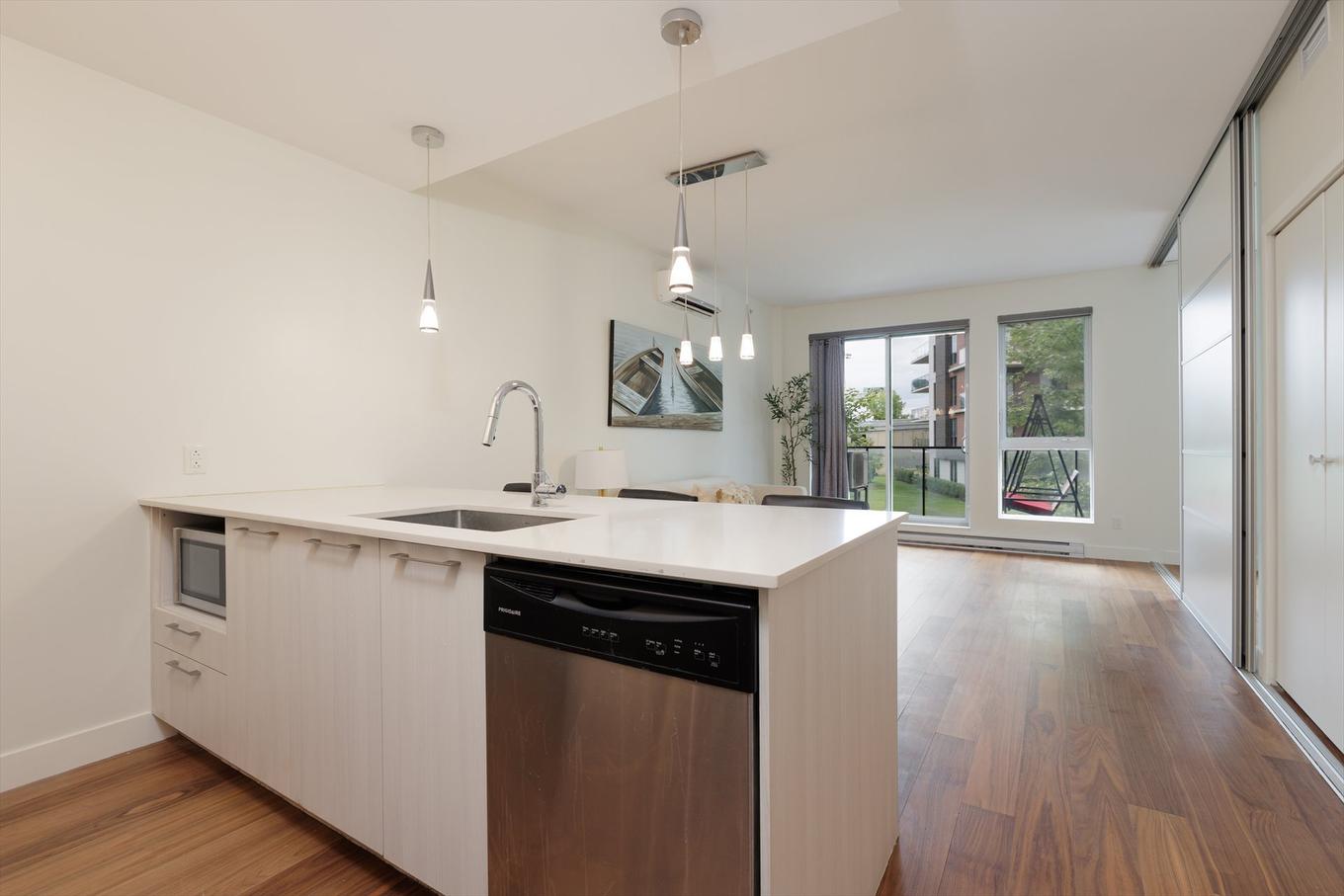 Kitchen - 207-4 Av. Donegani, Pointe-Claire, QC - Indoor Photo Showing Kitchen With Upgraded Kitchen