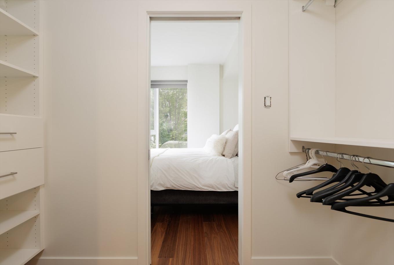 Walk-in closet - 207-4 Av. Donegani, Pointe-Claire, QC - Indoor