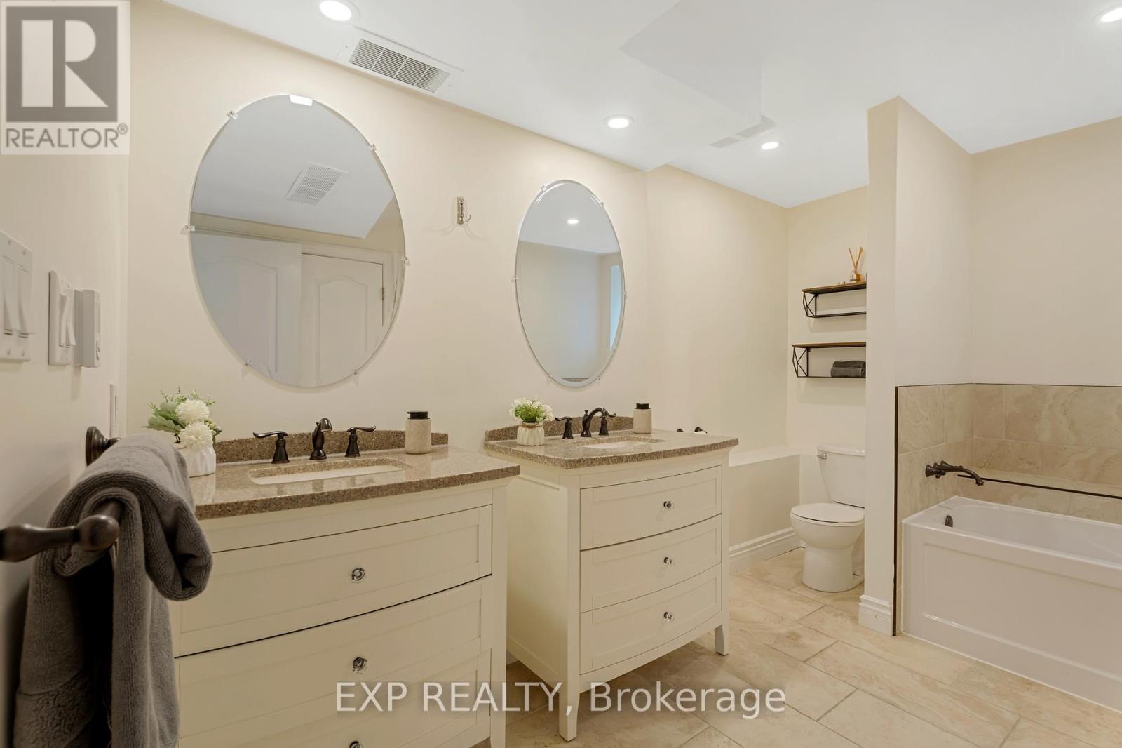 2 - 46 Herkimer Street, Hamilton, ON - Indoor Photo Showing Bathroom