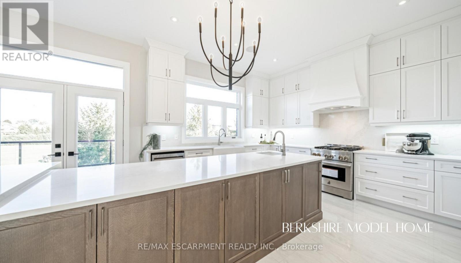 419 Masters Drive, Woodstock, ON - Indoor Photo Showing Kitchen With Upgraded Kitchen