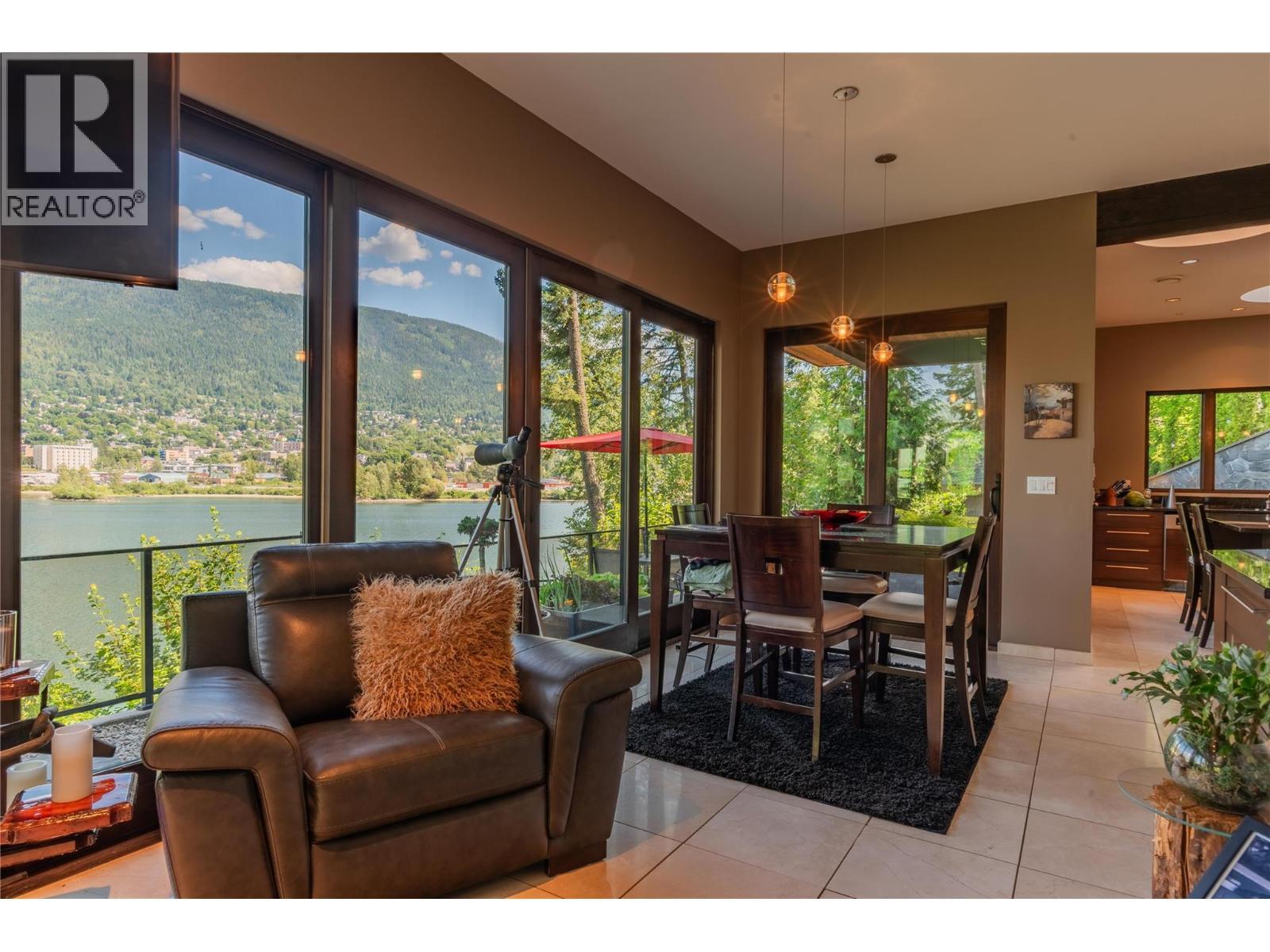 59 Johnstone Road, Nelson, BC - Indoor Photo Showing Living Room