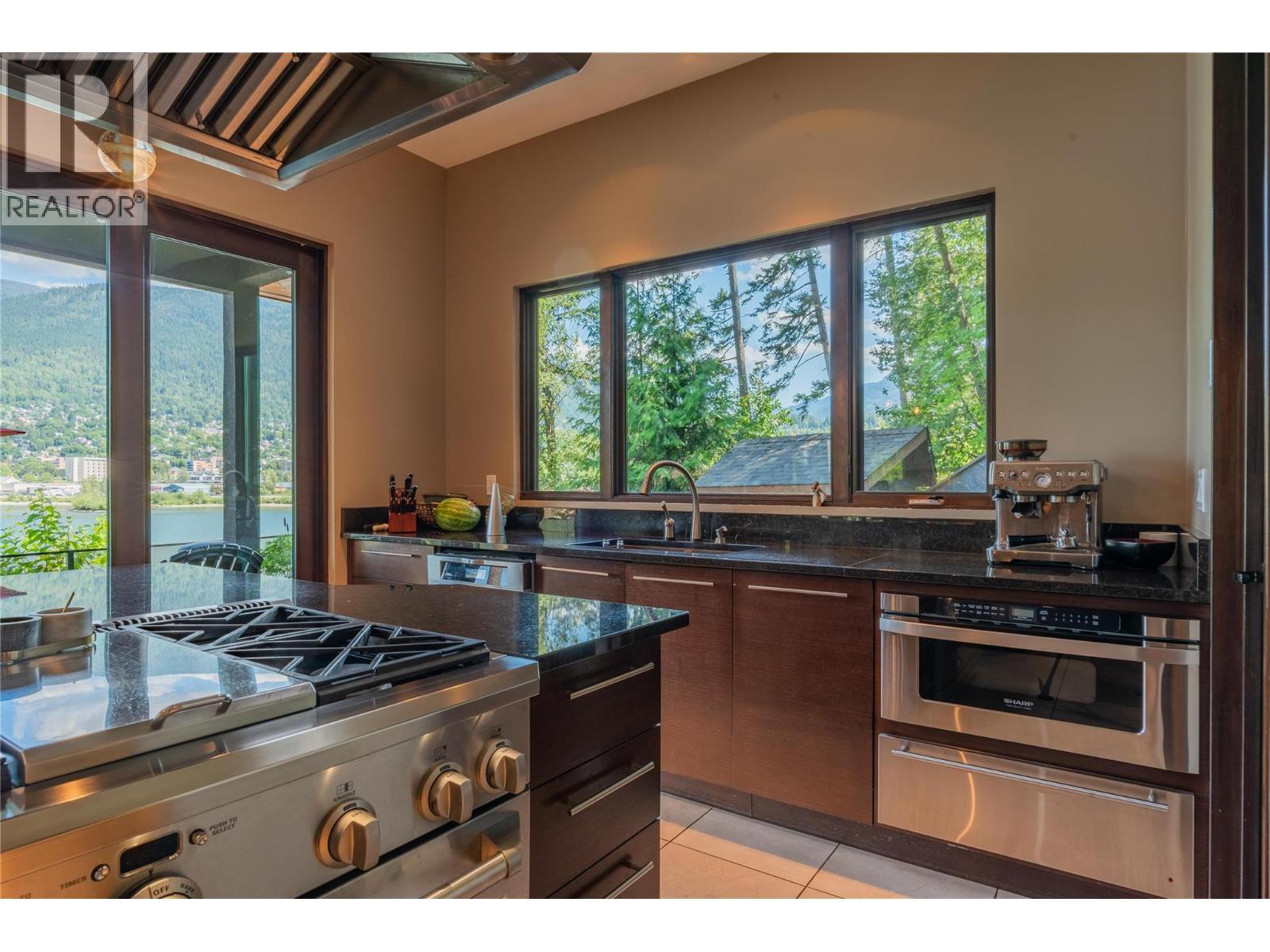 59 Johnstone Road, Nelson, BC - Indoor Photo Showing Kitchen
