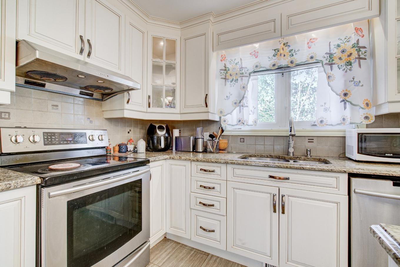 Kitchen - 13151 Rue Edison, Montréal (Pierrefonds-Roxboro), QC - Indoor Photo Showing Kitchen