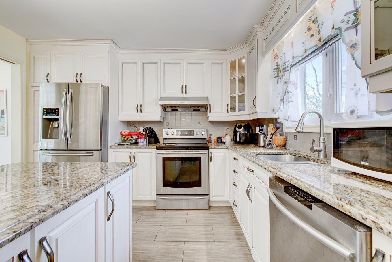 Kitchen - 13151 Rue Edison, Montréal (Pierrefonds-Roxboro), QC - Indoor Photo Showing Kitchen With Double Sink