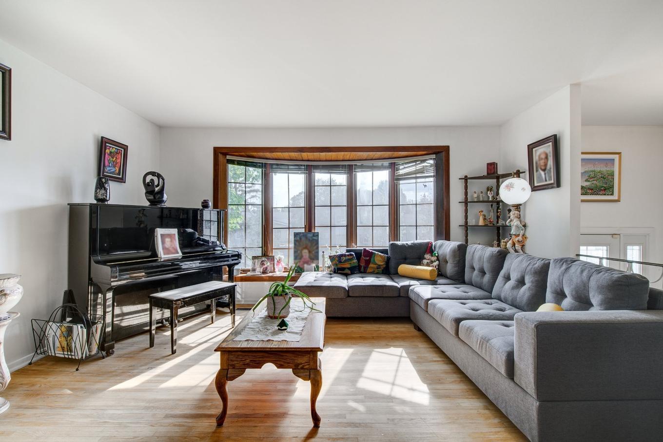 Living room - 13151 Rue Edison, Montréal (Pierrefonds-Roxboro), QC - Indoor Photo Showing Living Room