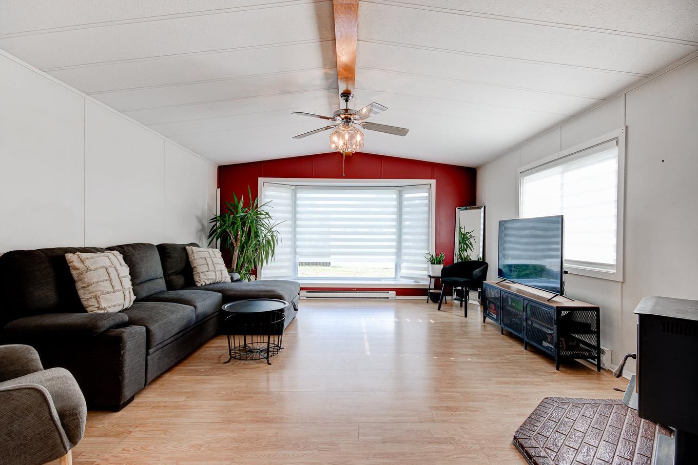 Living room - 621-3950 Boul. Sir-Wilfrid-Laurier, Longueuil (Saint-Hubert), QC - Indoor Photo Showing Living Room