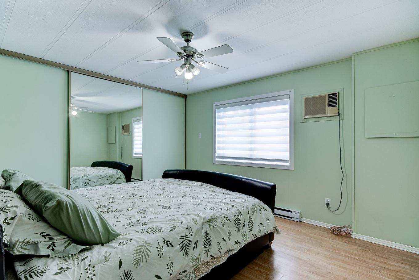 Primary bedroom - 621-3950 Boul. Sir-Wilfrid-Laurier, Longueuil (Saint-Hubert), QC - Indoor Photo Showing Bedroom