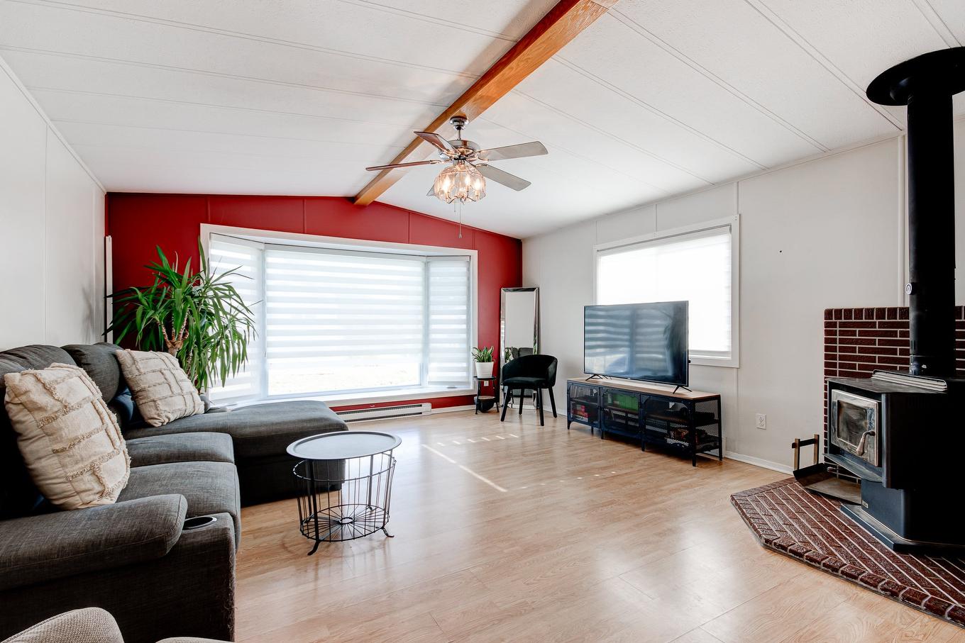 Living room - 621-3950 Boul. Sir-Wilfrid-Laurier, Longueuil (Saint-Hubert), QC - Indoor Photo Showing Living Room