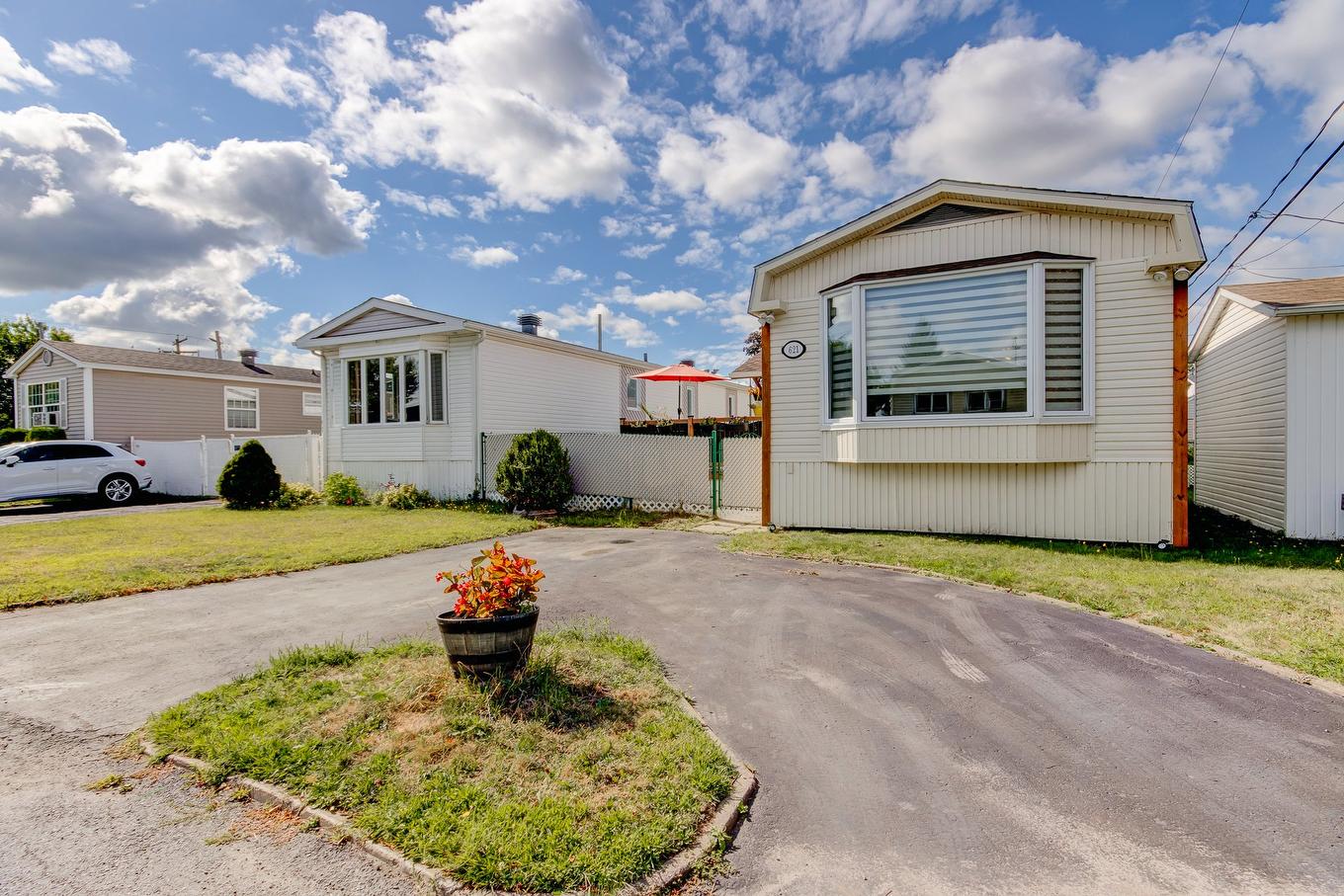 Frontage - 621-3950 Boul. Sir-Wilfrid-Laurier, Longueuil (Saint-Hubert), QC - Outdoor