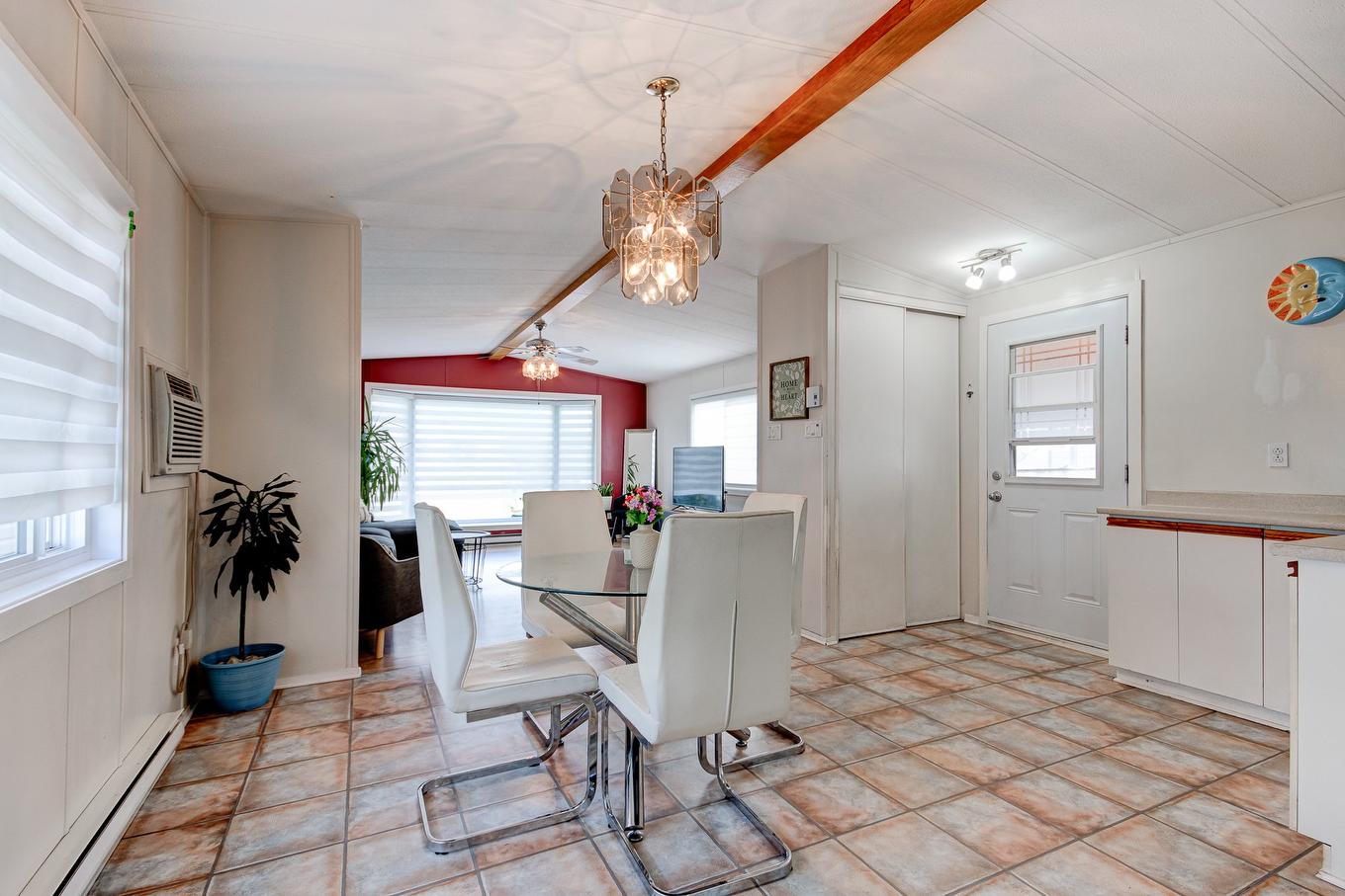 Dining room - 621-3950 Boul. Sir-Wilfrid-Laurier, Longueuil (Saint-Hubert), QC - Indoor