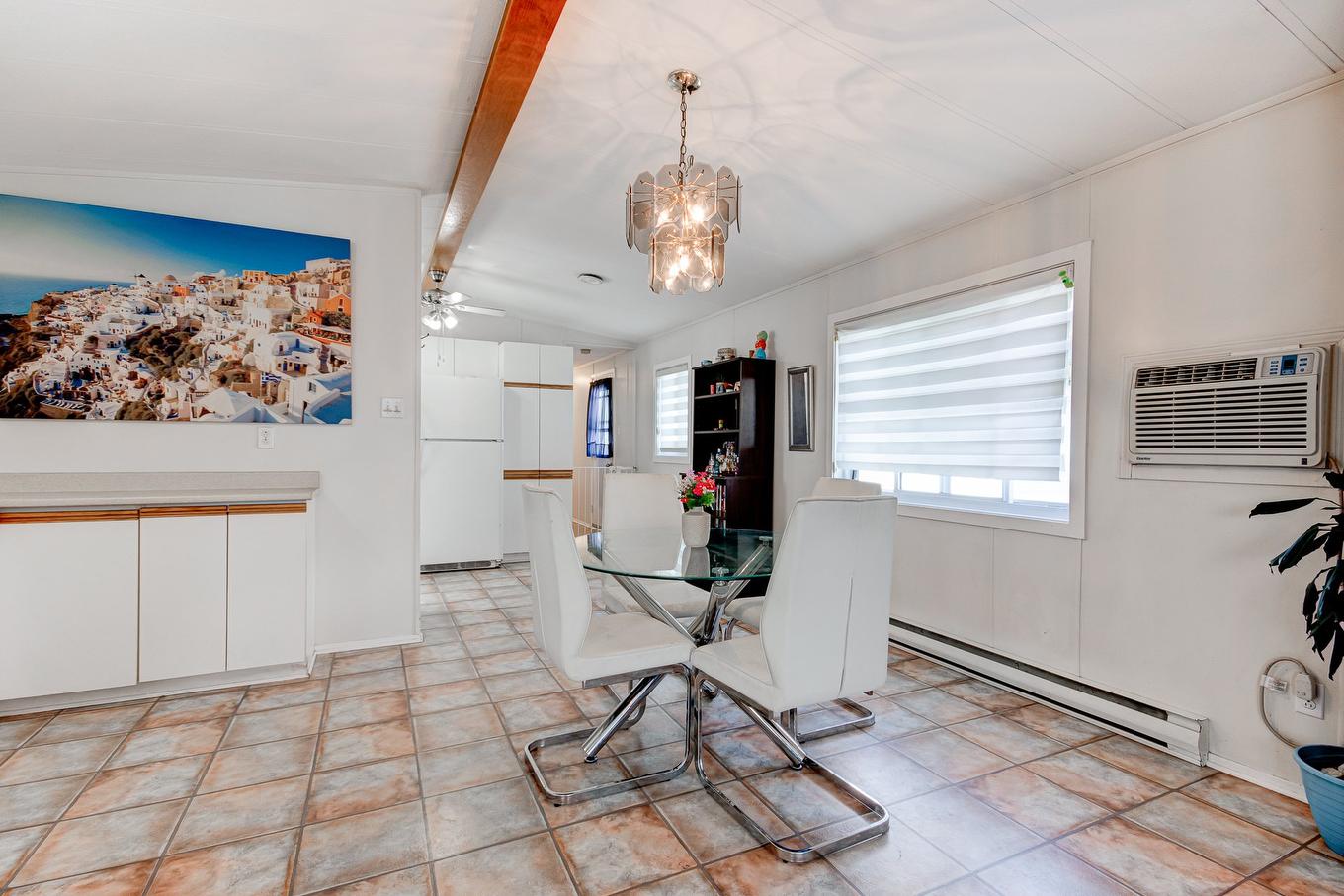 Dining room - 621-3950 Boul. Sir-Wilfrid-Laurier, Longueuil (Saint-Hubert), QC - Indoor