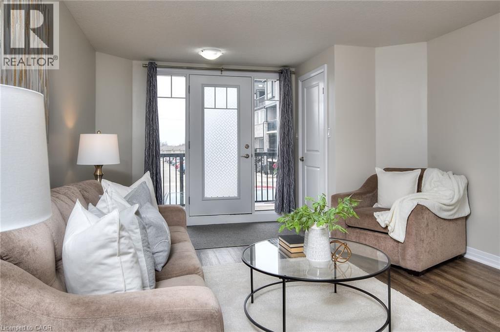 1989 Ottawa Street S Unit# 30F, Kitchener, ON - Indoor Photo Showing Living Room