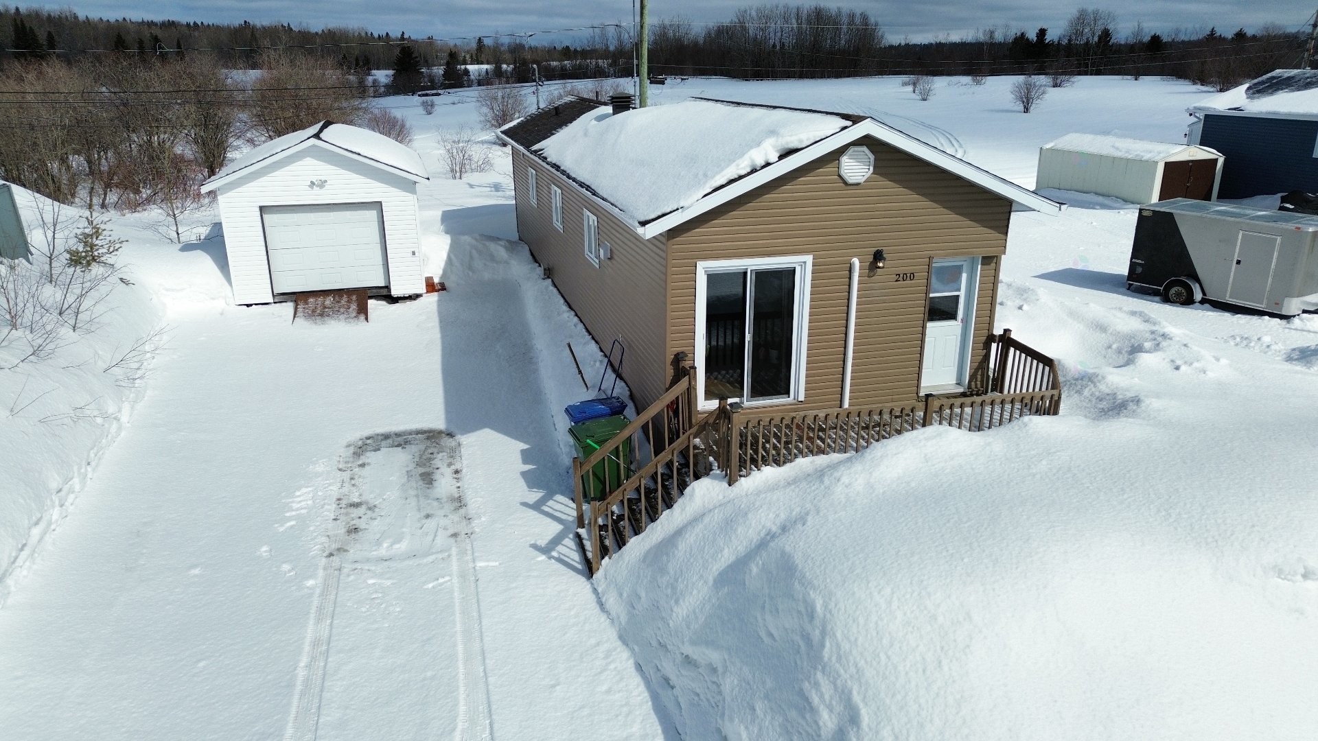 Front of Structure - 200 Av. Douay, Amos, QC - Outdoor