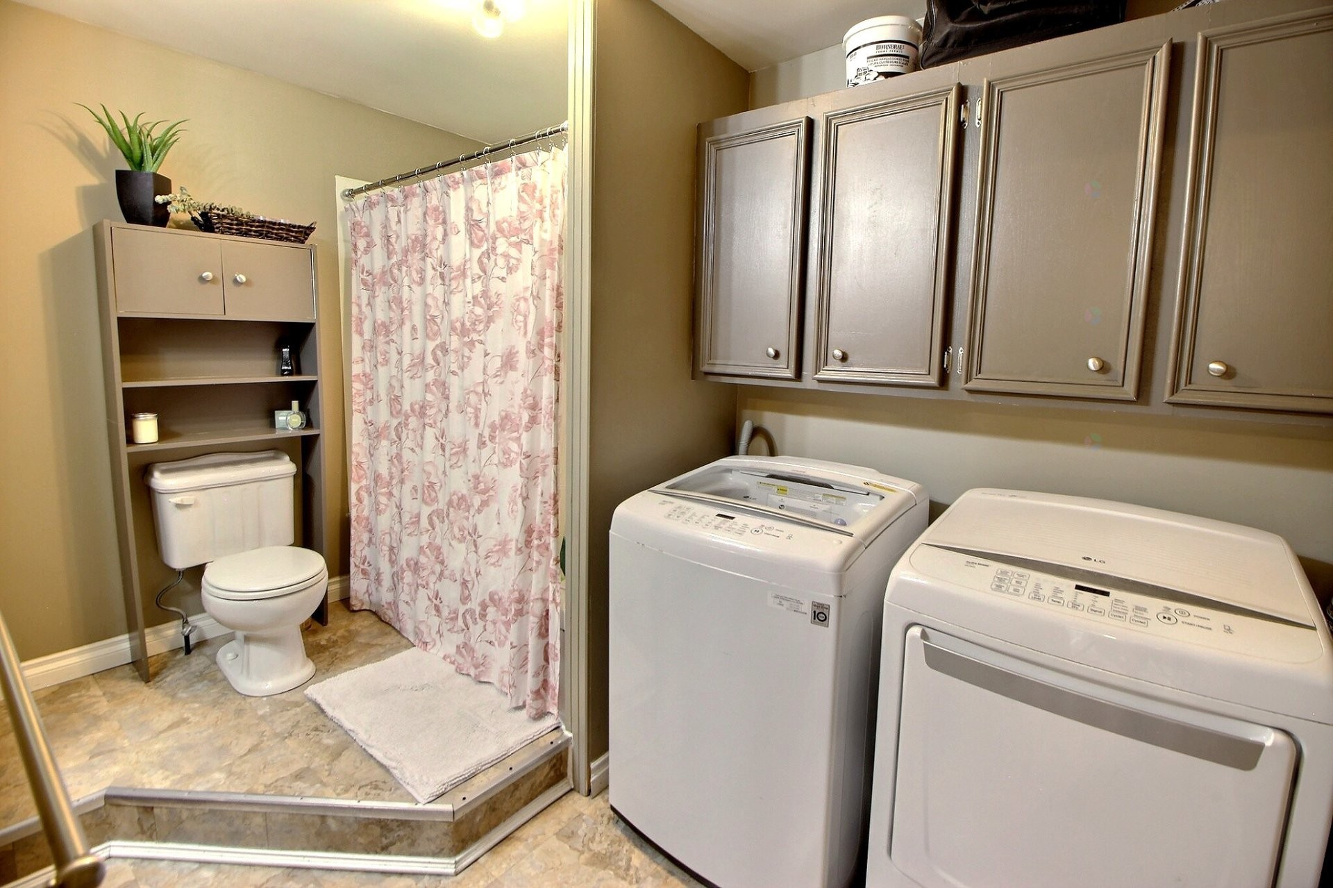 Bathroom - 200 Av. Douay, Amos, QC - Indoor Photo Showing Laundry Room