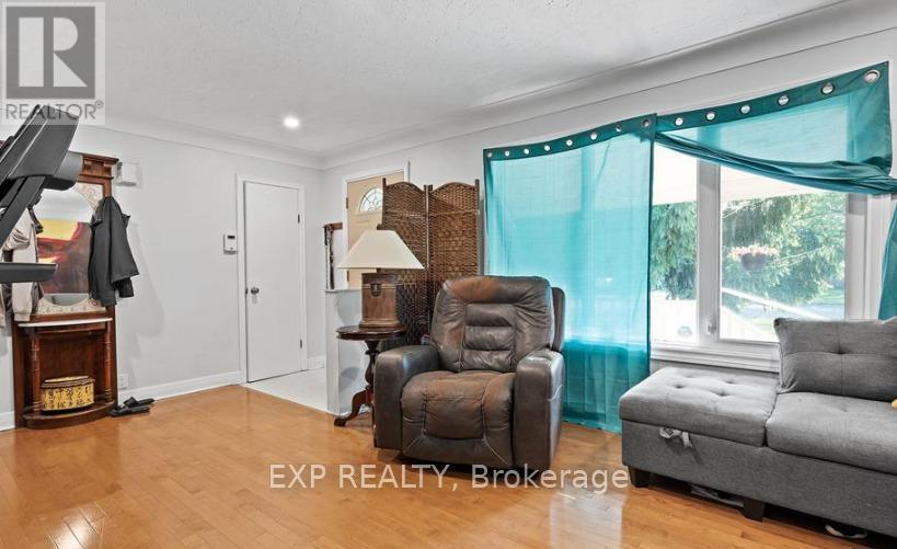 Upper - 304 First Avenue, Welland, ON - Indoor Photo Showing Living Room