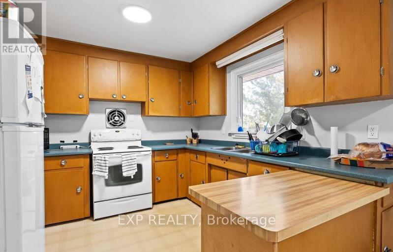 Upper - 304 First Avenue, Welland, ON - Indoor Photo Showing Kitchen With Double Sink