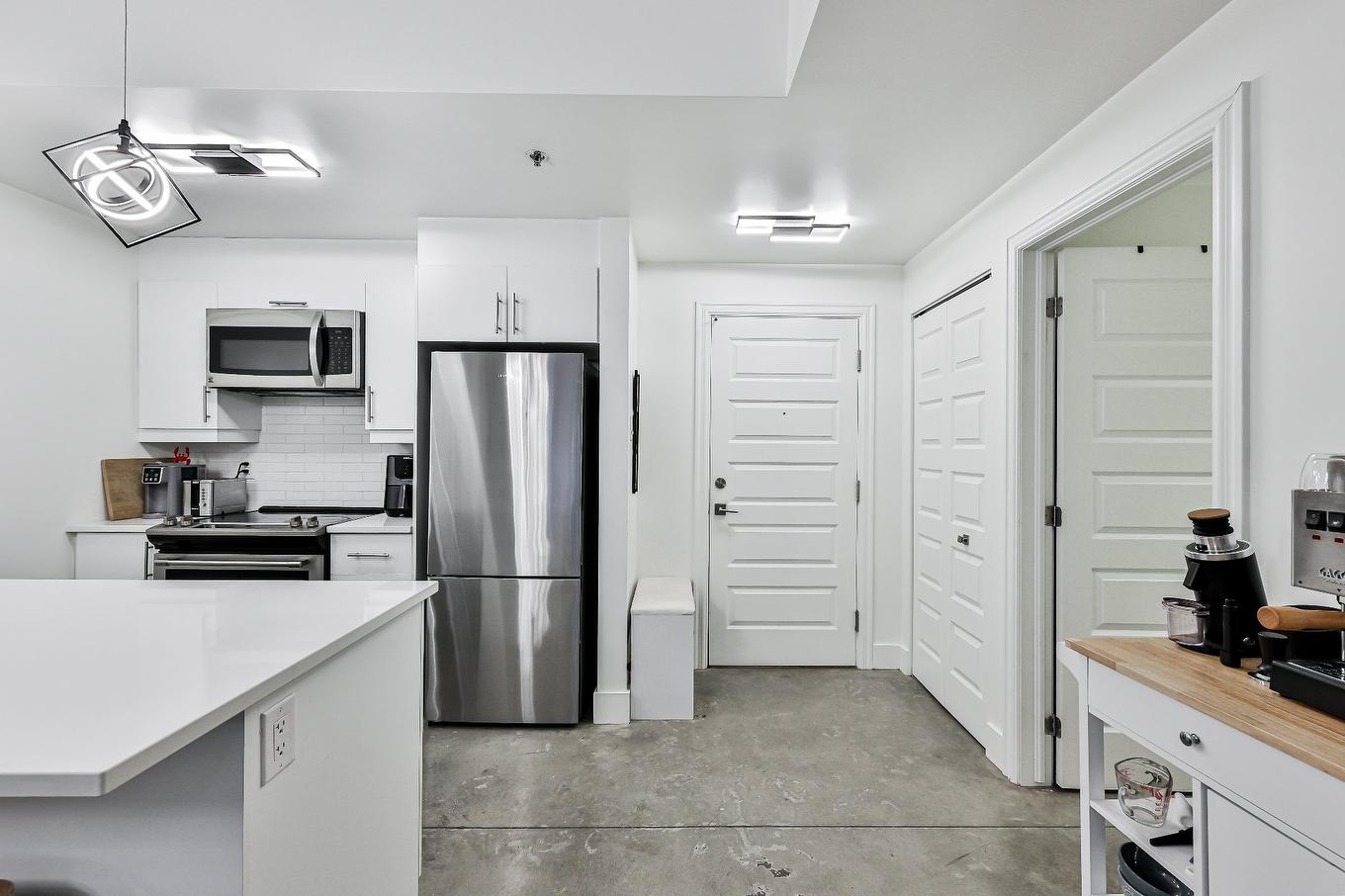 Hall d'entrée/Vestibule - 202-7345 Boul. St-Laurent, Montréal (Villeray/Saint-Michel/Parc-Extension), QC - Indoor Photo Showing Kitchen