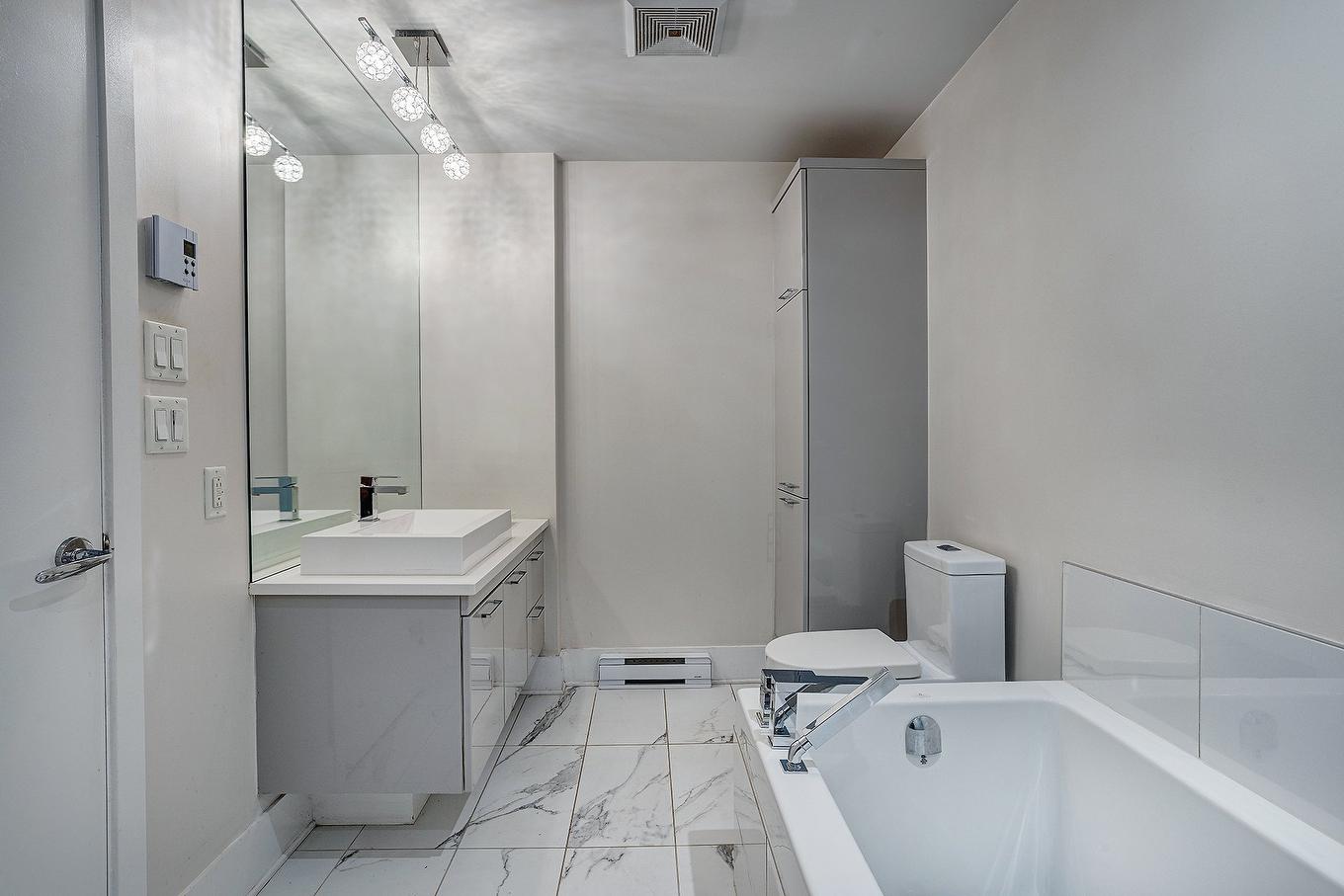 Bathroom - 713-365 Rue St-André, Montréal (Ville-Marie), QC - Indoor Photo Showing Bathroom