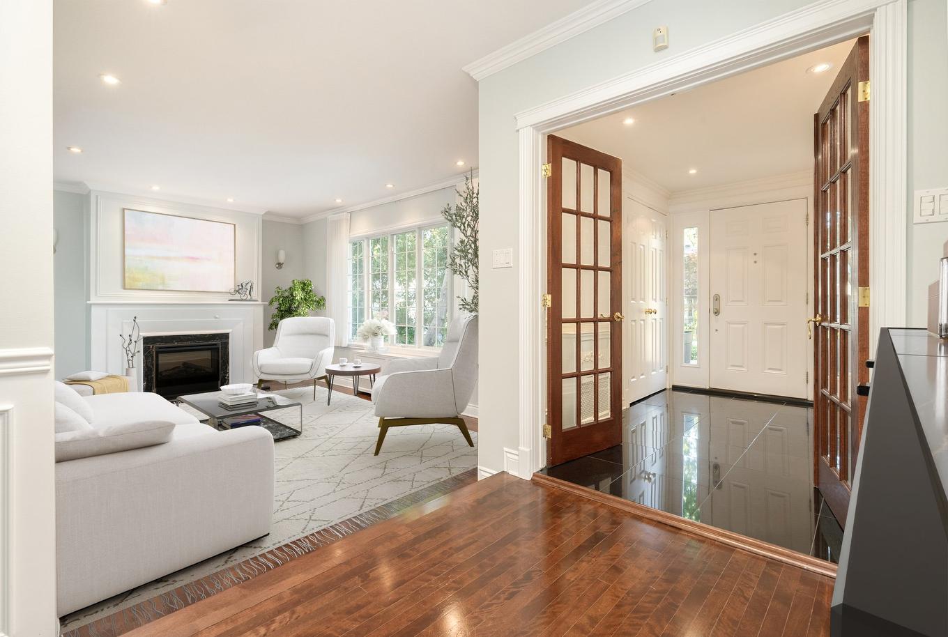 Hall d'entrée/Vestibule - 146 Av. Lockhart, Mont-Royal, QC - Indoor Photo Showing Other Room With Fireplace