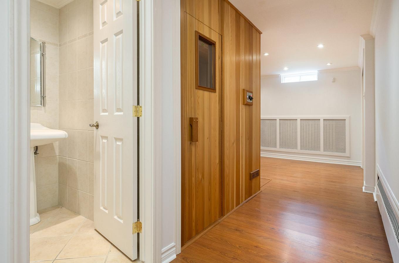 Sauna - 146 Av. Lockhart, Mont-Royal, QC - Indoor