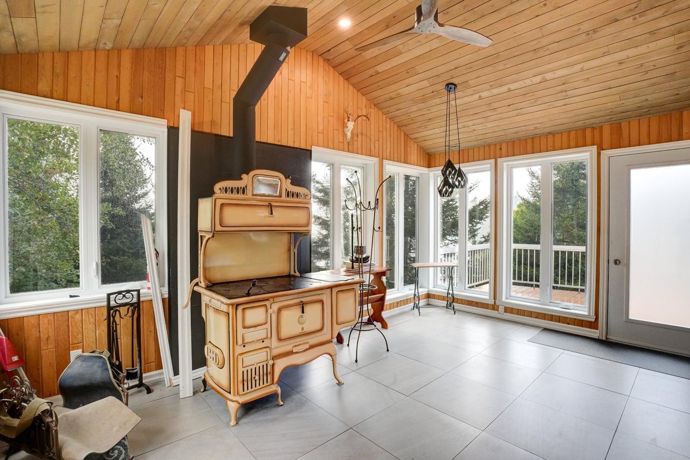 Hall - 780 Ch. De La Presqu'Île, Rivière-Rouge, QC - Photo Showing Other Room