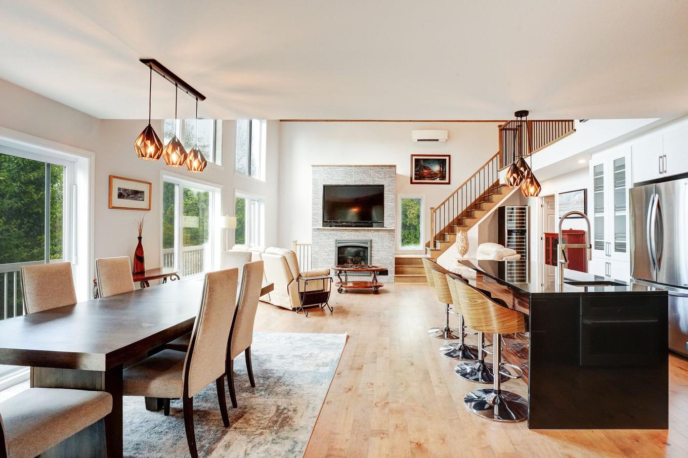Dining room - 780 Ch. De La Presqu'Île, Rivière-Rouge, QC - Indoor Photo Showing Dining Room With Fireplace