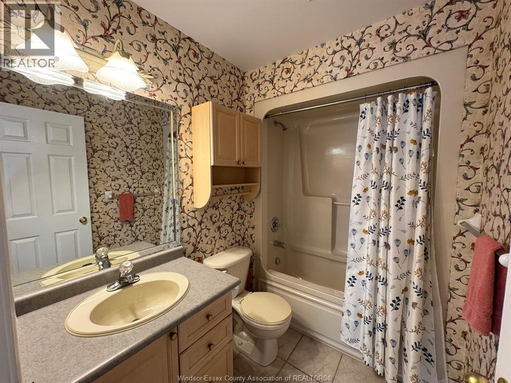 11285 Firgrove Drive, Windsor, ON - Indoor Photo Showing Bathroom