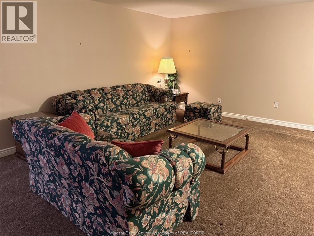 11285 Firgrove Drive, Windsor, ON - Indoor Photo Showing Living Room