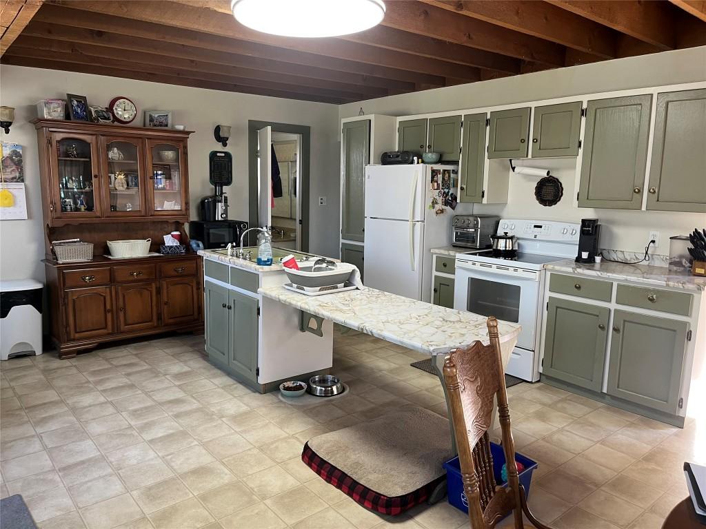 203 4Th Avenue, Cranbrook, BC - Indoor Photo Showing Kitchen