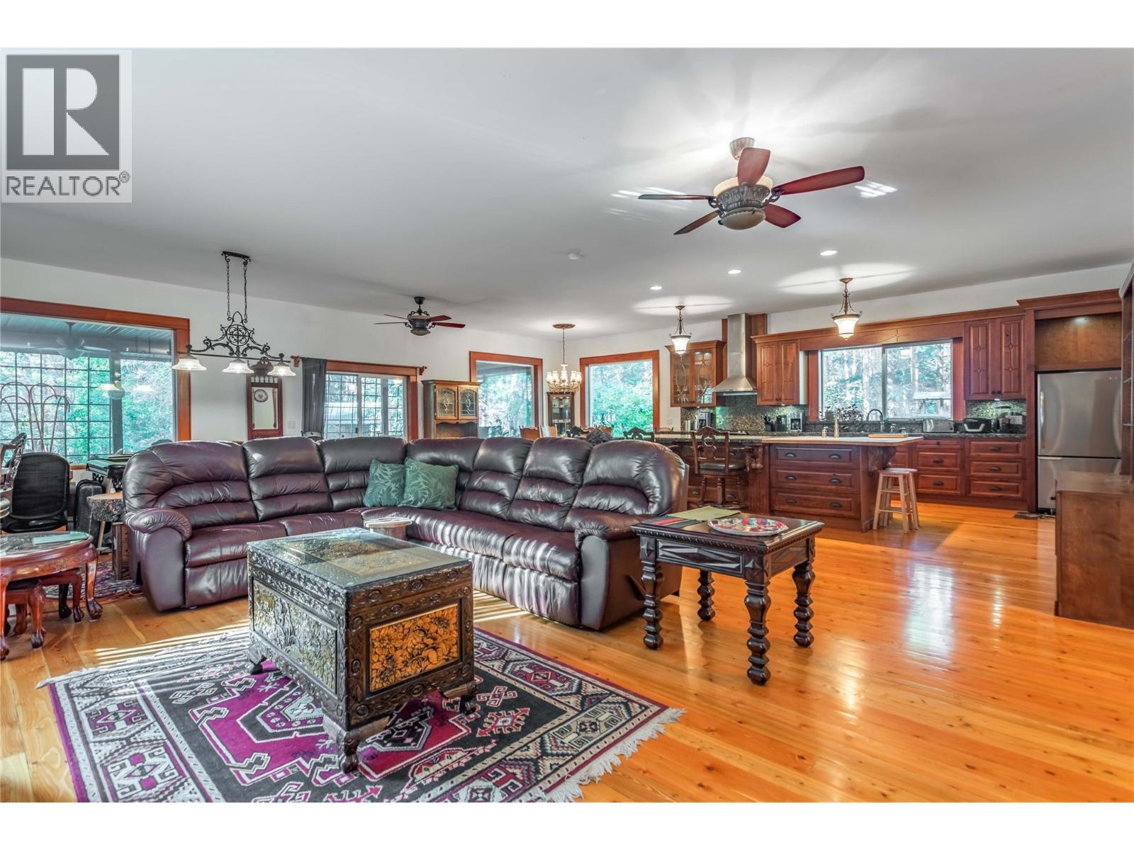60 Pringle Road, Carmi, BC - Indoor Photo Showing Living Room