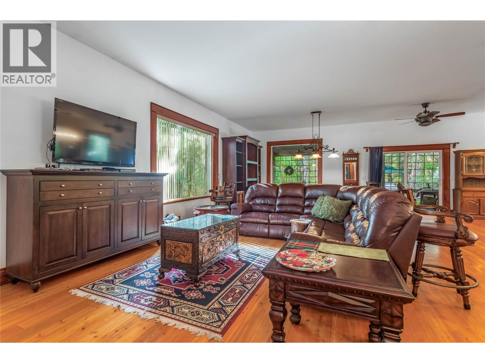 60 Pringle Road, Carmi, BC - Indoor Photo Showing Living Room