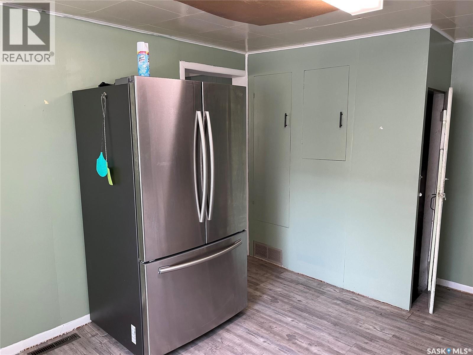 9 3Rd Street E, Willow Bunch, SK - Indoor