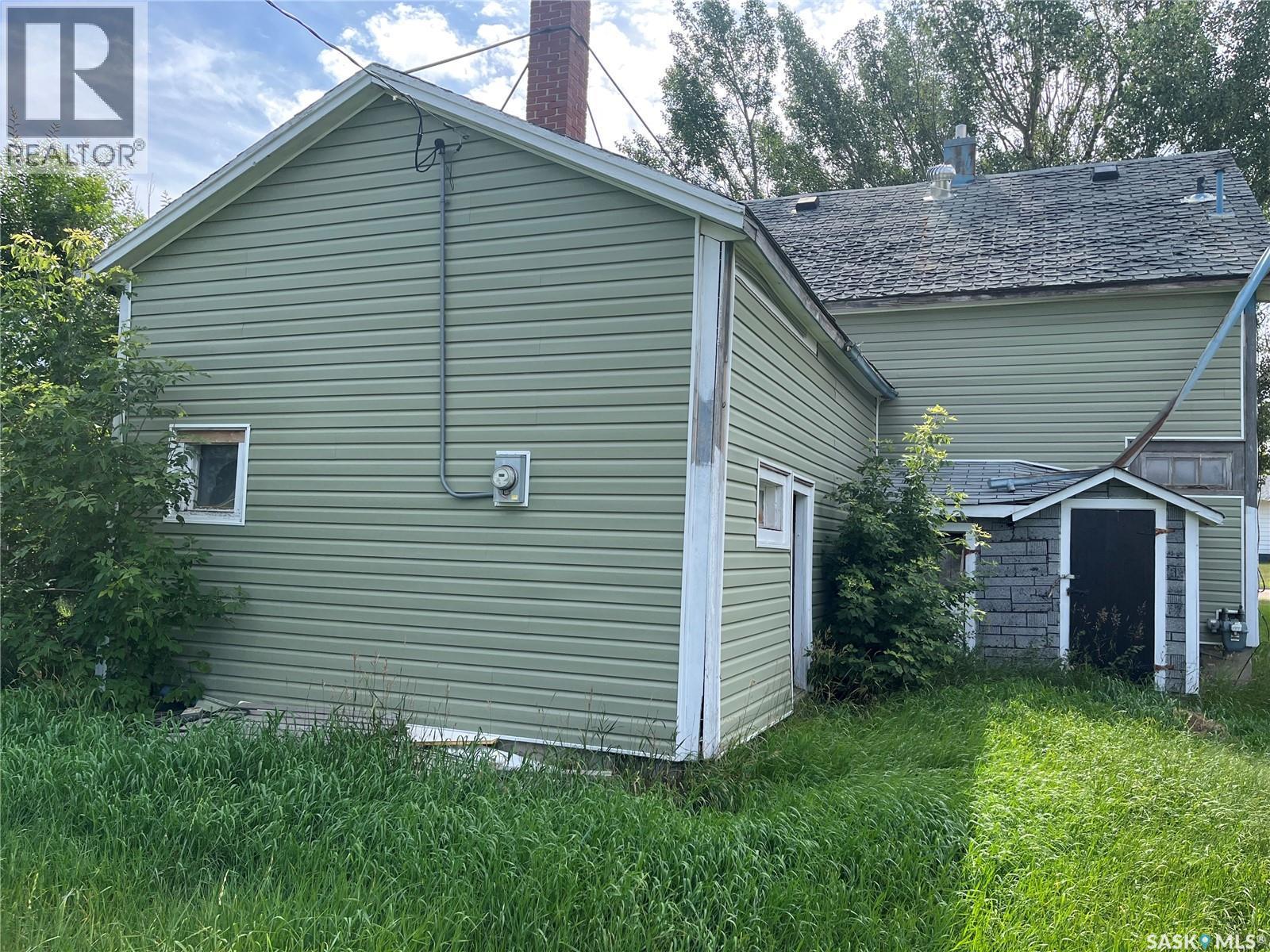 9 3Rd Street E, Willow Bunch, SK - Outdoor