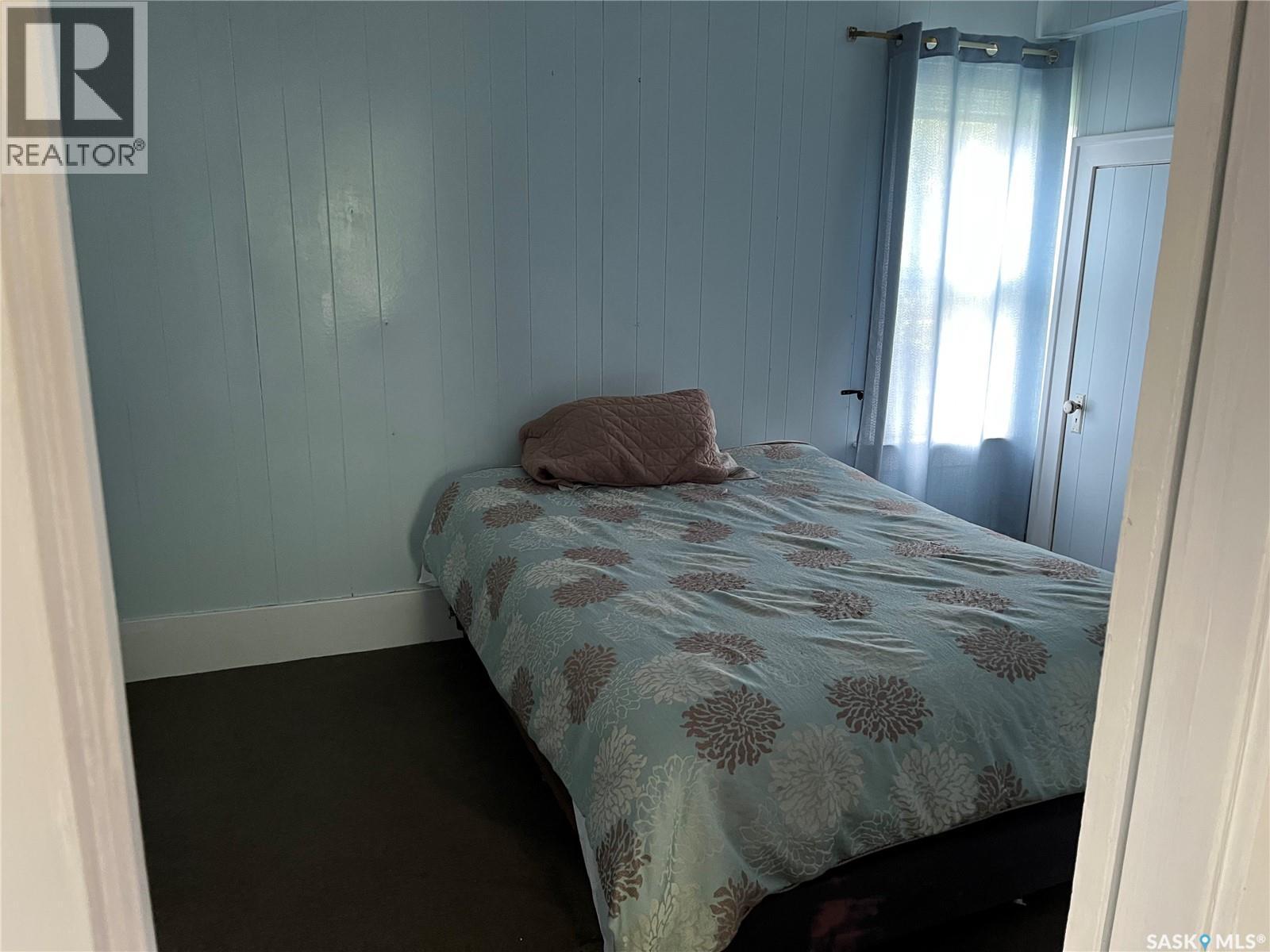 9 3Rd Street E, Willow Bunch, SK - Indoor Photo Showing Bedroom