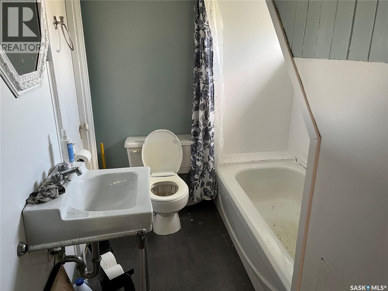 9 3Rd Street E, Willow Bunch, SK - Indoor Photo Showing Bathroom