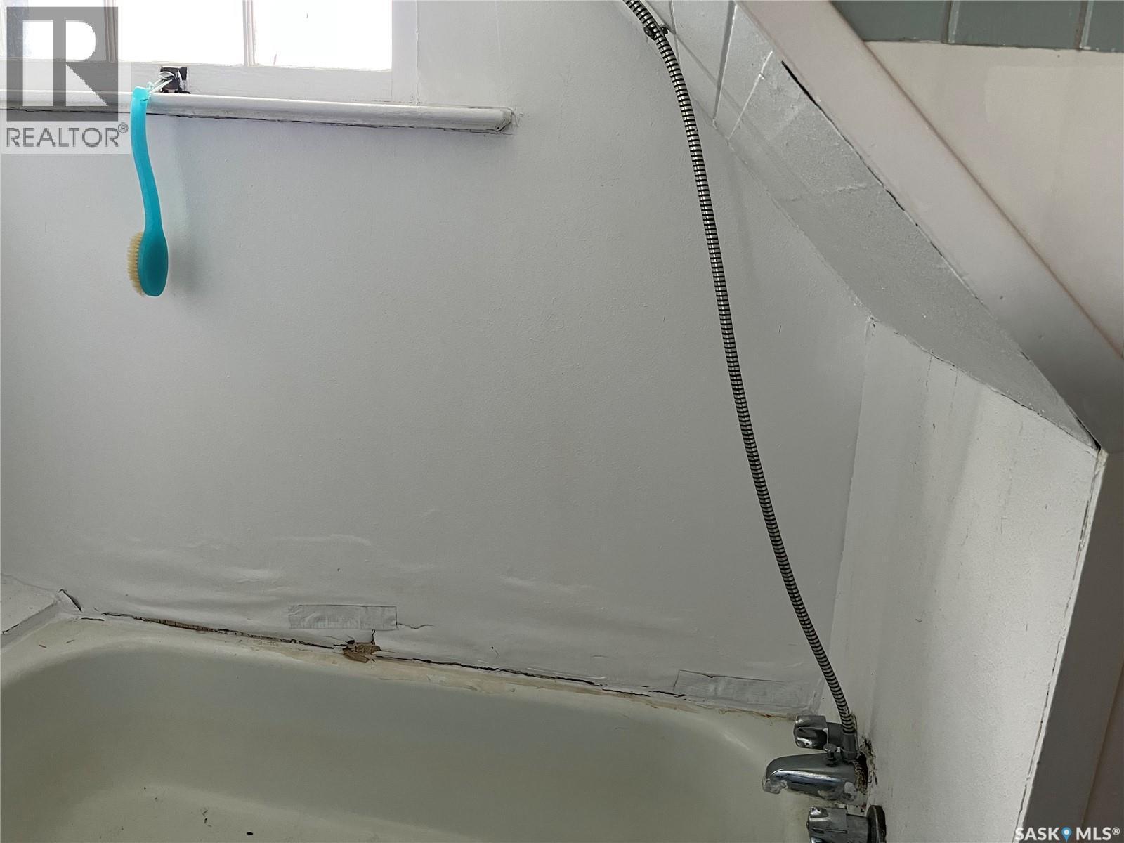 9 3Rd Street E, Willow Bunch, SK - Indoor