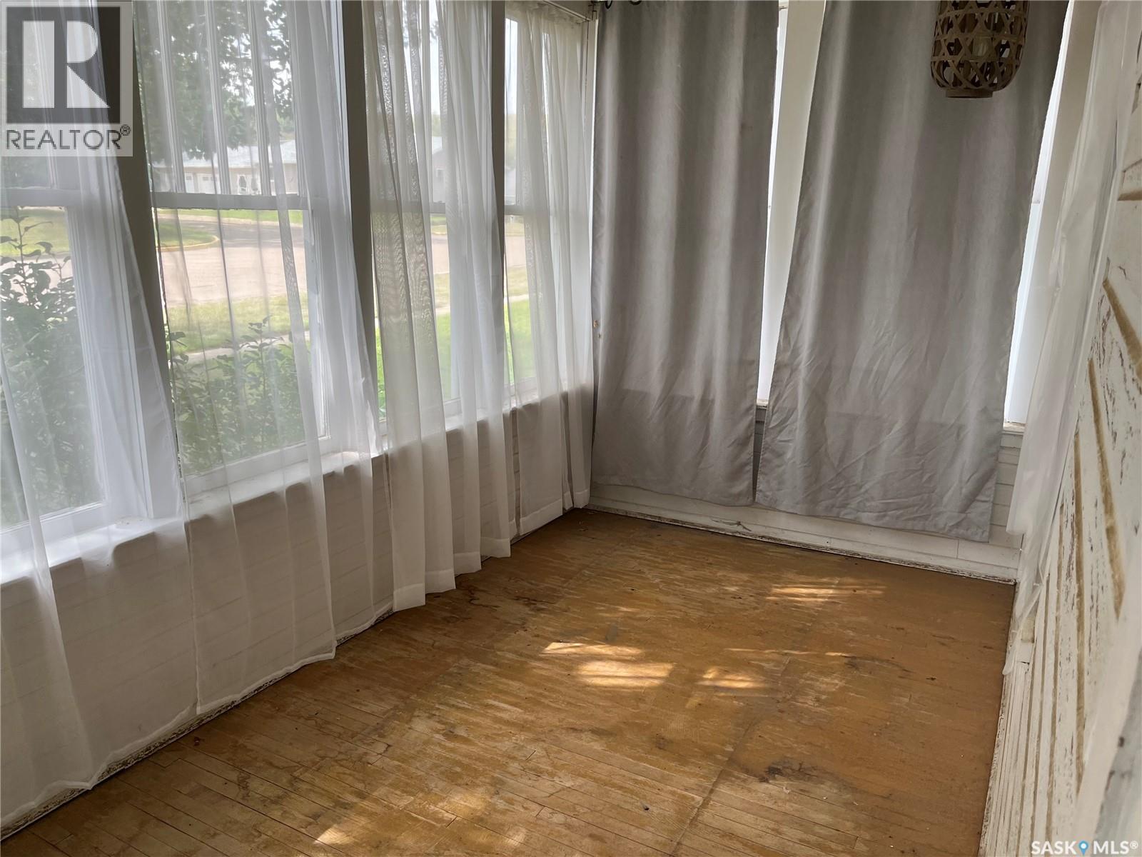 9 3Rd Street E, Willow Bunch, SK - Indoor Photo Showing Other Room