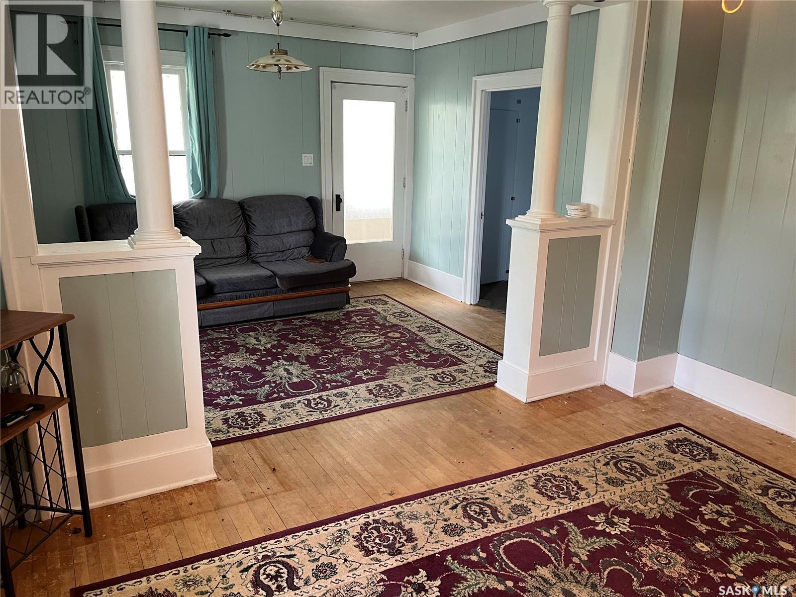 9 3Rd Street E, Willow Bunch, SK - Indoor