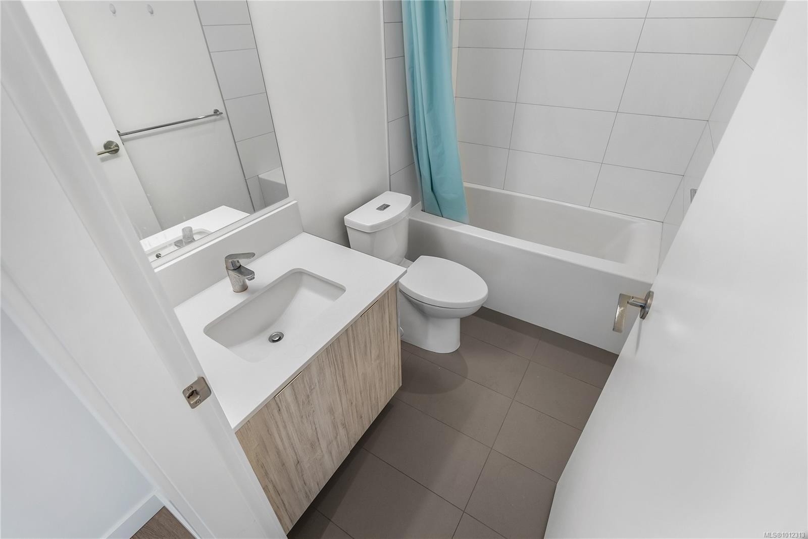 1002-845 Johnson St, Victoria, BC - Indoor Photo Showing Bathroom