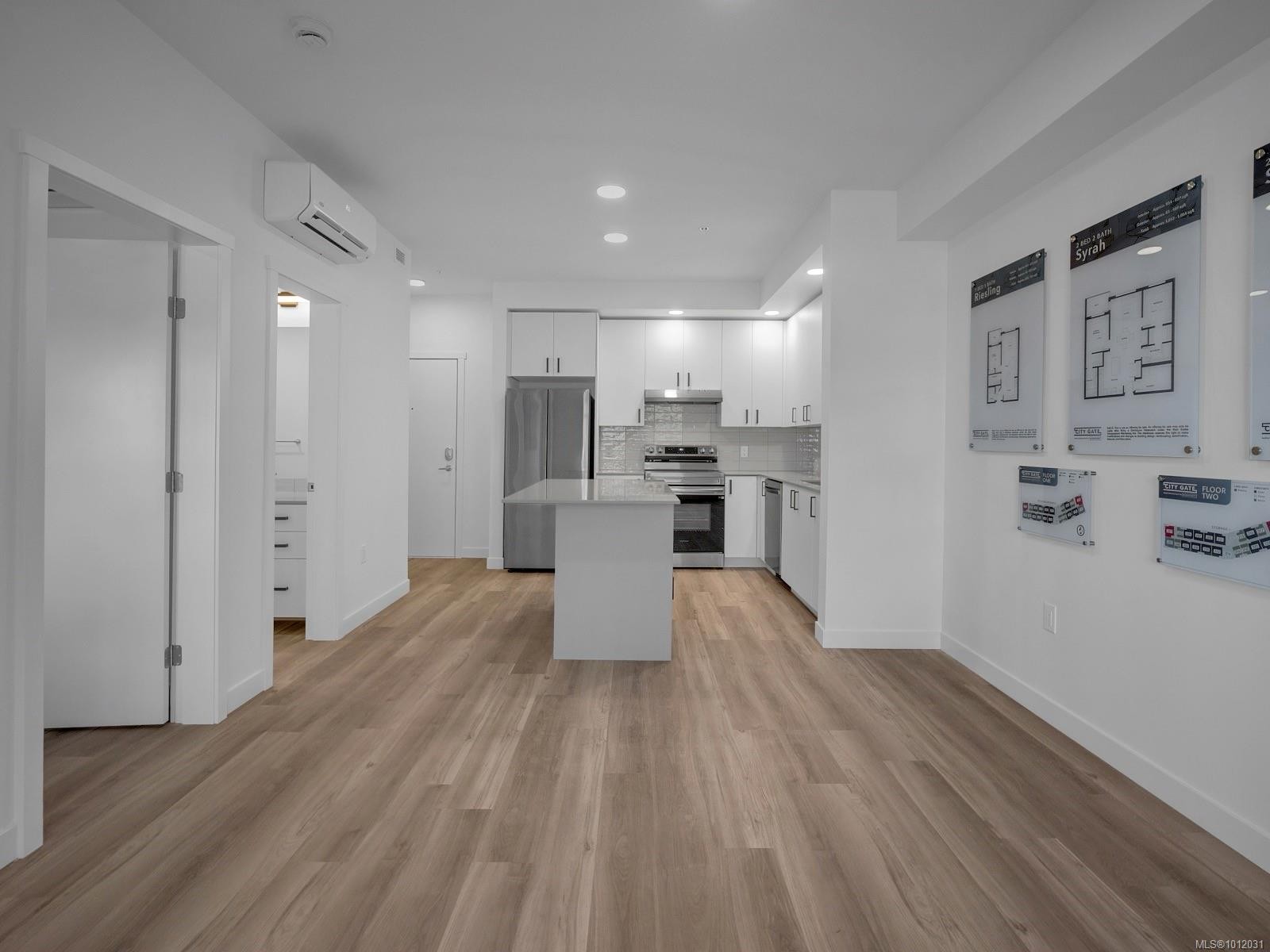 613-2390 City Gate Blvd, Langford, BC - Indoor Photo Showing Kitchen