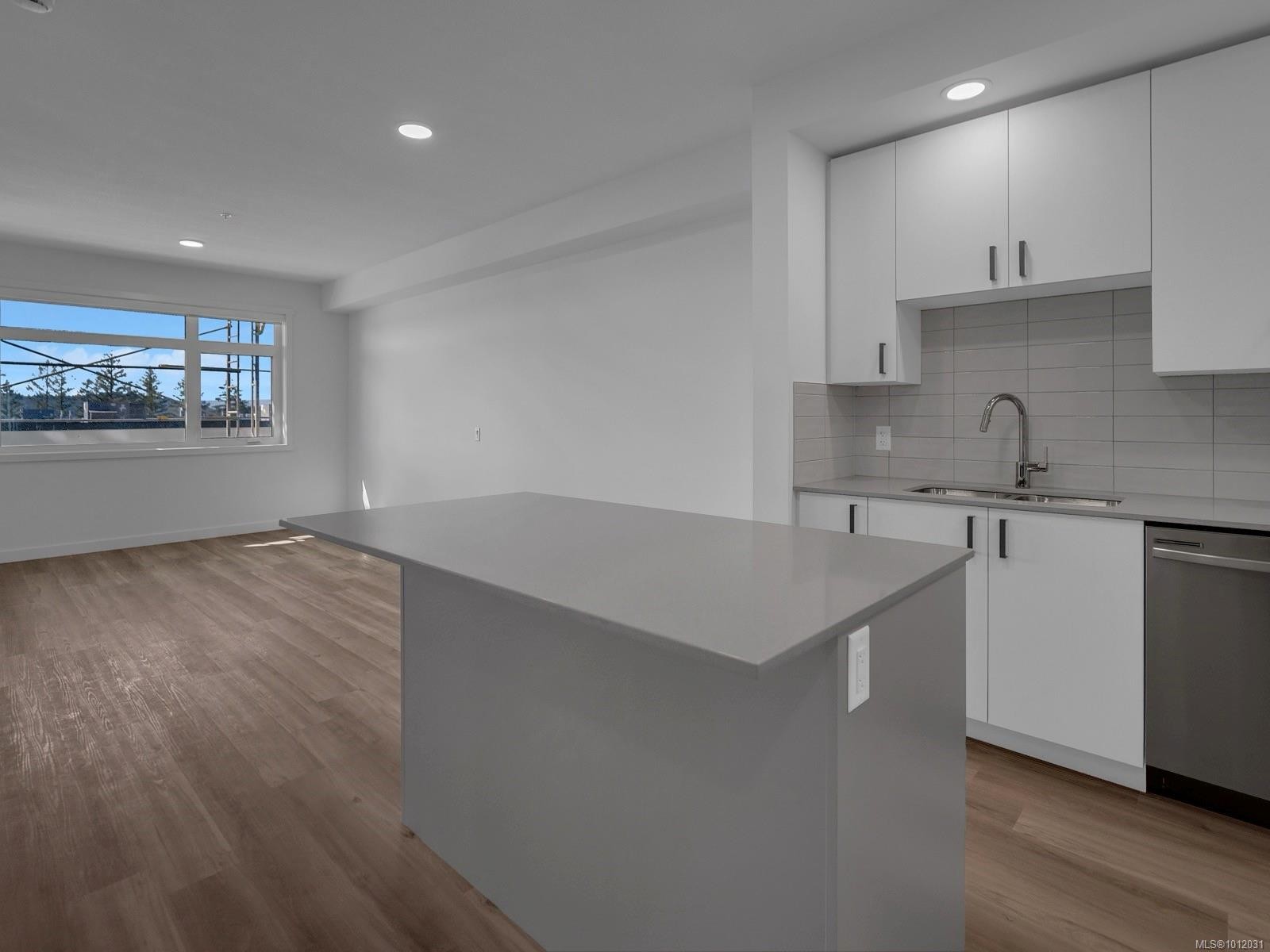 613-2390 City Gate Blvd, Langford, BC - Indoor Photo Showing Kitchen With Upgraded Kitchen