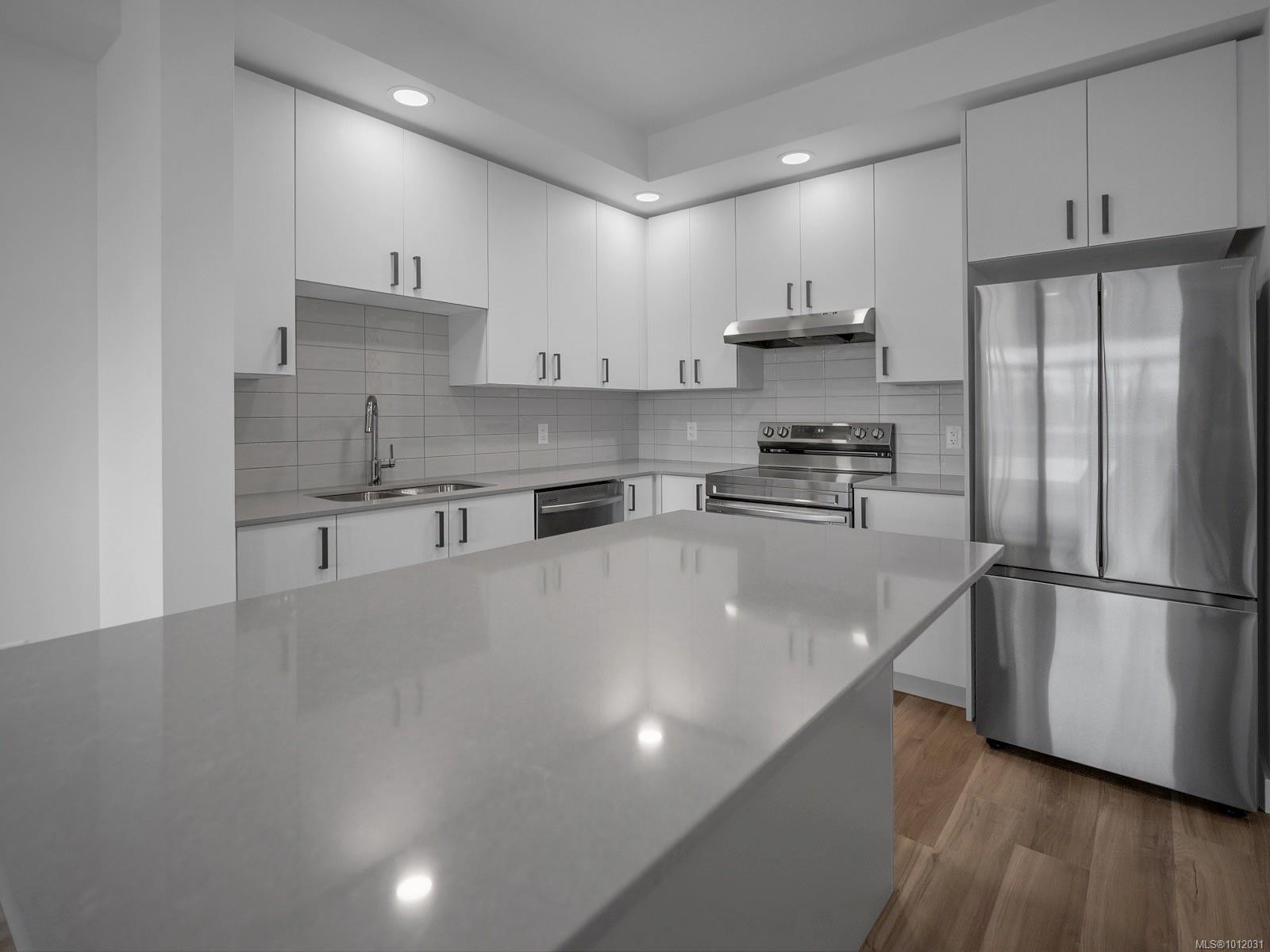 613-2390 City Gate Blvd, Langford, BC - Indoor Photo Showing Kitchen With Double Sink With Upgraded Kitchen