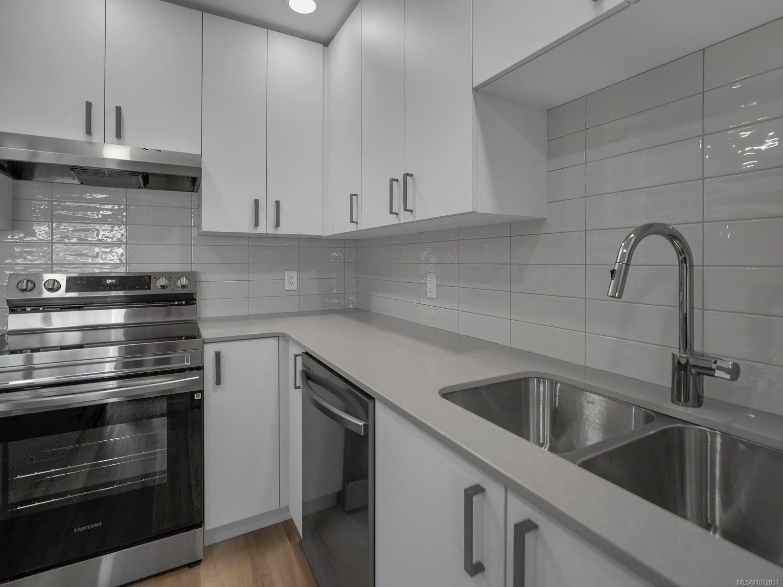 613-2390 City Gate Blvd, Langford, BC - Indoor Photo Showing Kitchen With Double Sink With Upgraded Kitchen