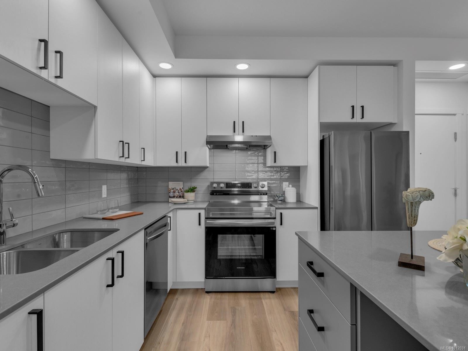 613-2390 City Gate Blvd, Langford, BC - Indoor Photo Showing Kitchen With Double Sink With Upgraded Kitchen