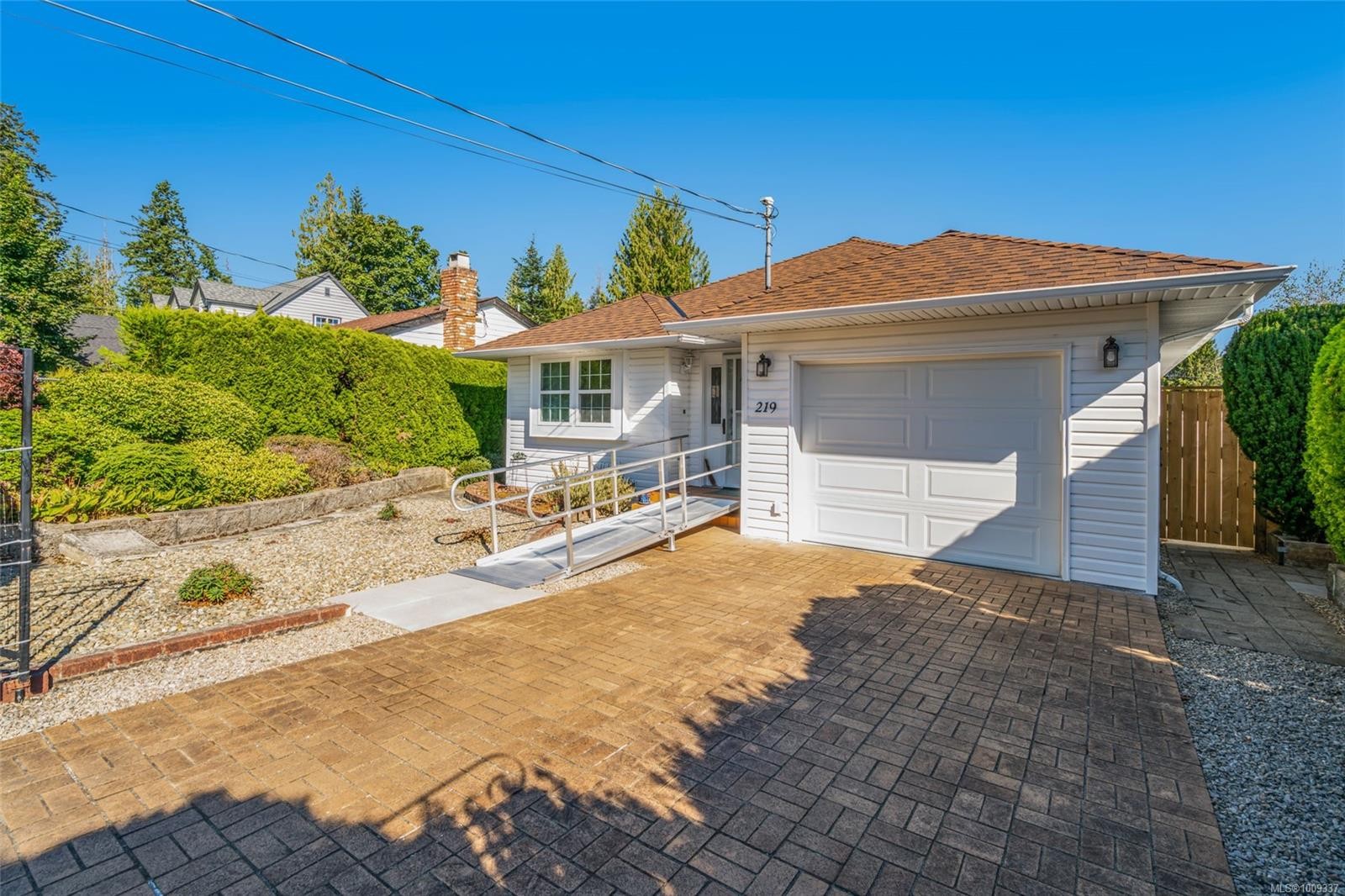 219 Sixth Ave West, Qualicum Beach, BC